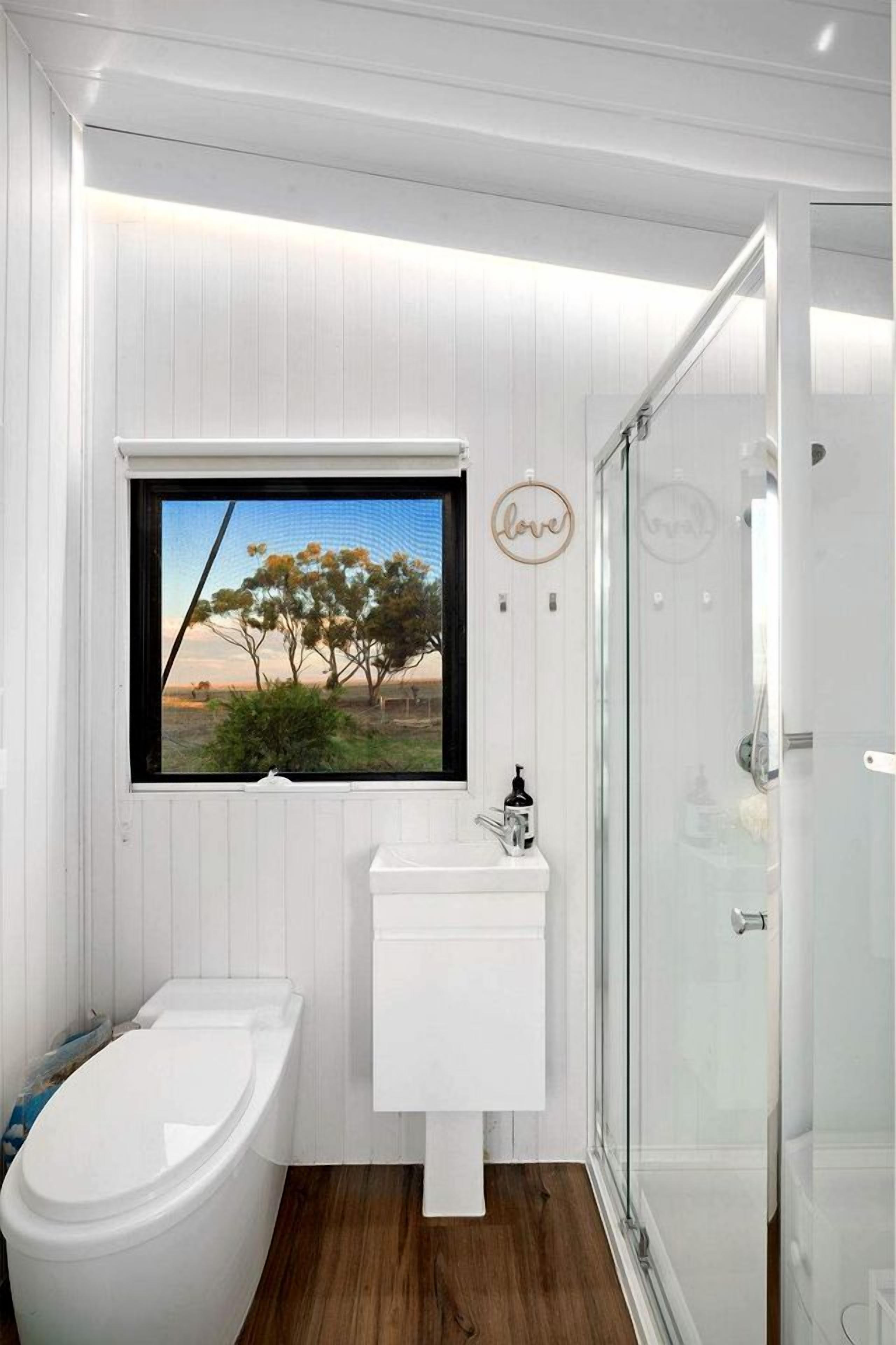 Ein Badezimmer mit Toilette, Waschbecken und Dusche.