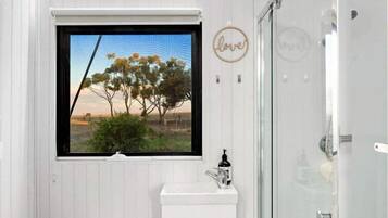 Ein Badezimmer mit Toilette, Waschbecken und Dusche.