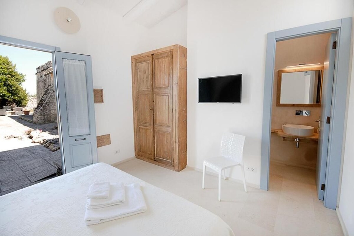 Quarto casal standard, vista para o jardim | Cofres nos quartos, quartos à prova de som, Wi-Fi de cortesia