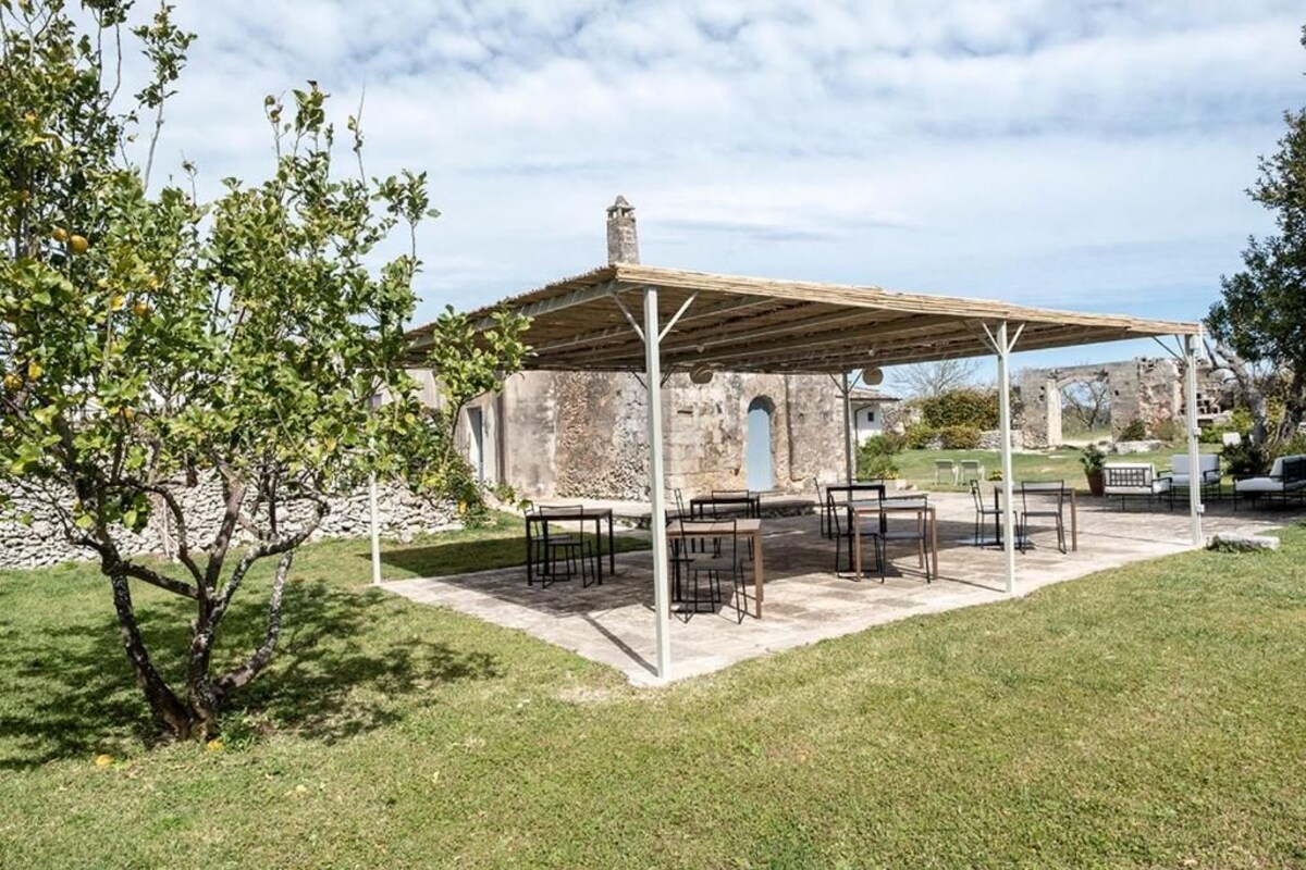 Quarto triplo luxo, vista para o jardim | Opções para refeição ao ar livre