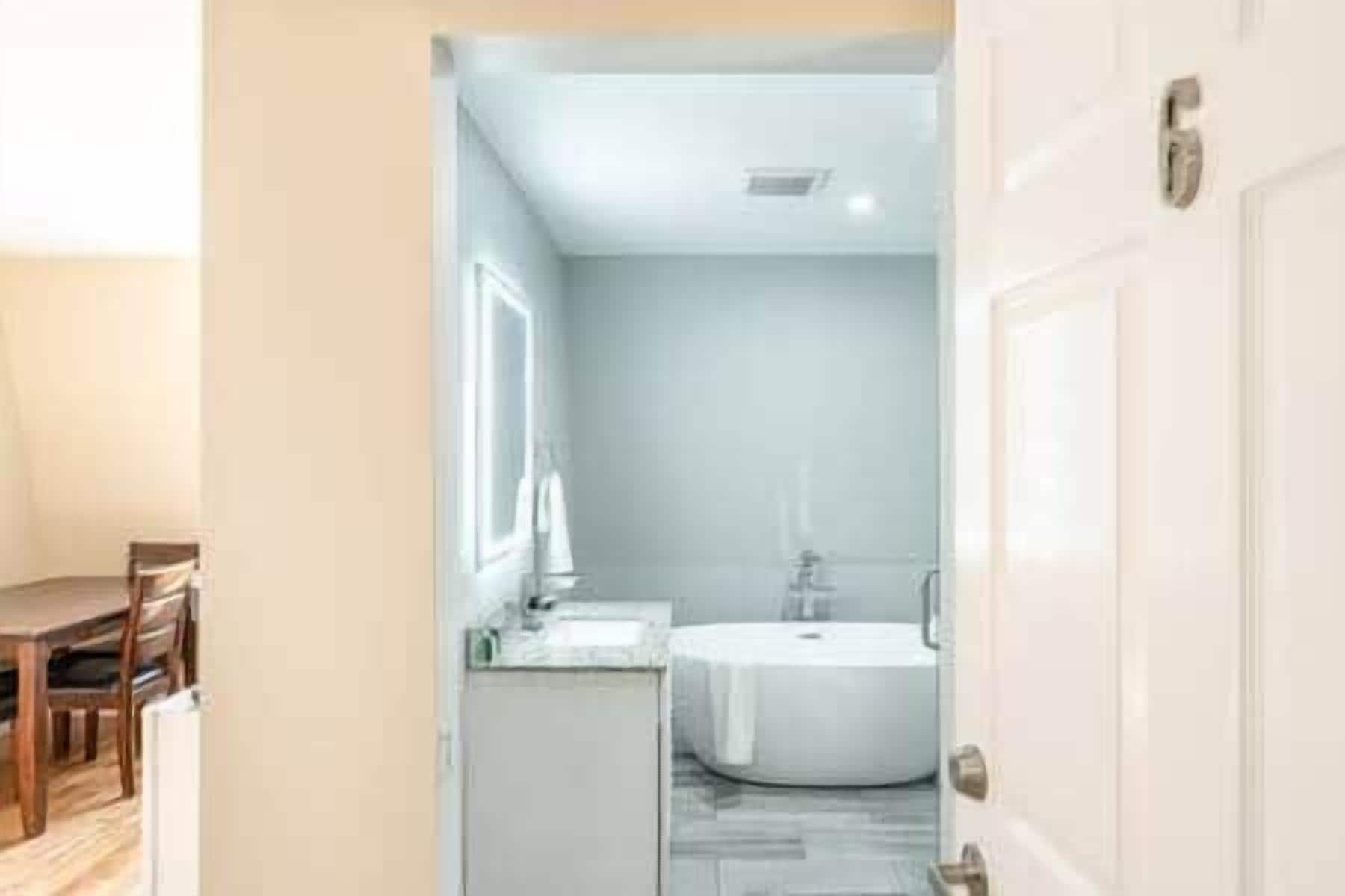 Une salle de bain avec une baignoire, un lavabo et des toilettes.