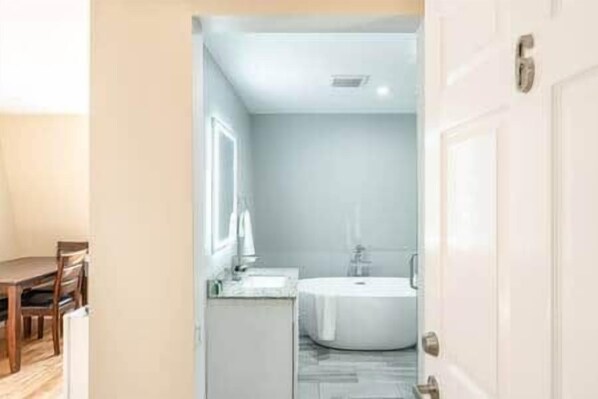 Une salle de bain avec une baignoire, un lavabo et des toilettes.