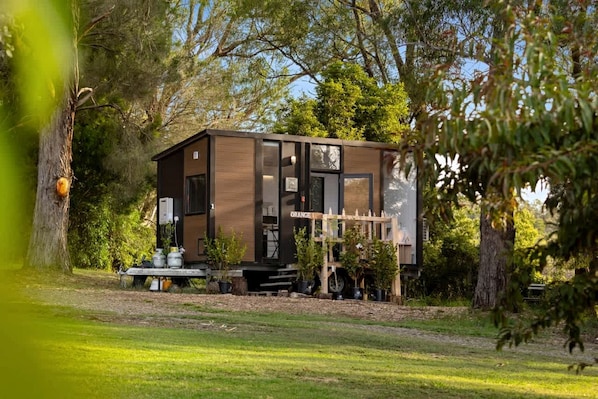 Unclassified image, 1 of 12, button - Breathtaking Tiny House Surrounded by Trees in Yarra Junction, Victoria (Yarra Junction)