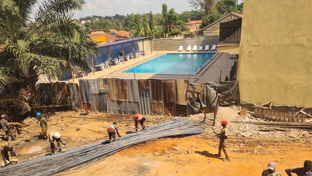 Outdoor pool - Mountain Inn Hotel Maluku (Mbale)