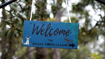 Segnaletica di benvenuto per Rocky Creek Escapade.