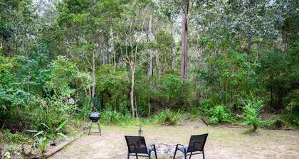Relaxing Tiny House Escape with Stunning Rocky Creek Views, Nestled in the Foothills of the Bauple Mountains in Glenwood, New South Wales