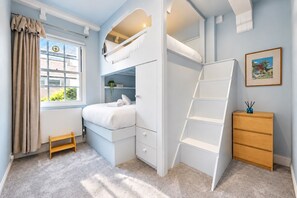 Room - Colourful Angel Home Made for Families - Pass the Keys (London)
