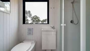 Ein Badezimmer mit Toilette, Waschbecken und Dusche.