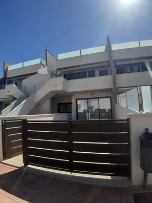 A modern building with a staircase leading to a balcony. - Groundfloor Lopagan (San Pedro del Pinatar)
