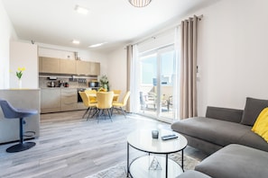 Eine moderne Wohnung mit Küche, Essbereich und Wohnzimmer.