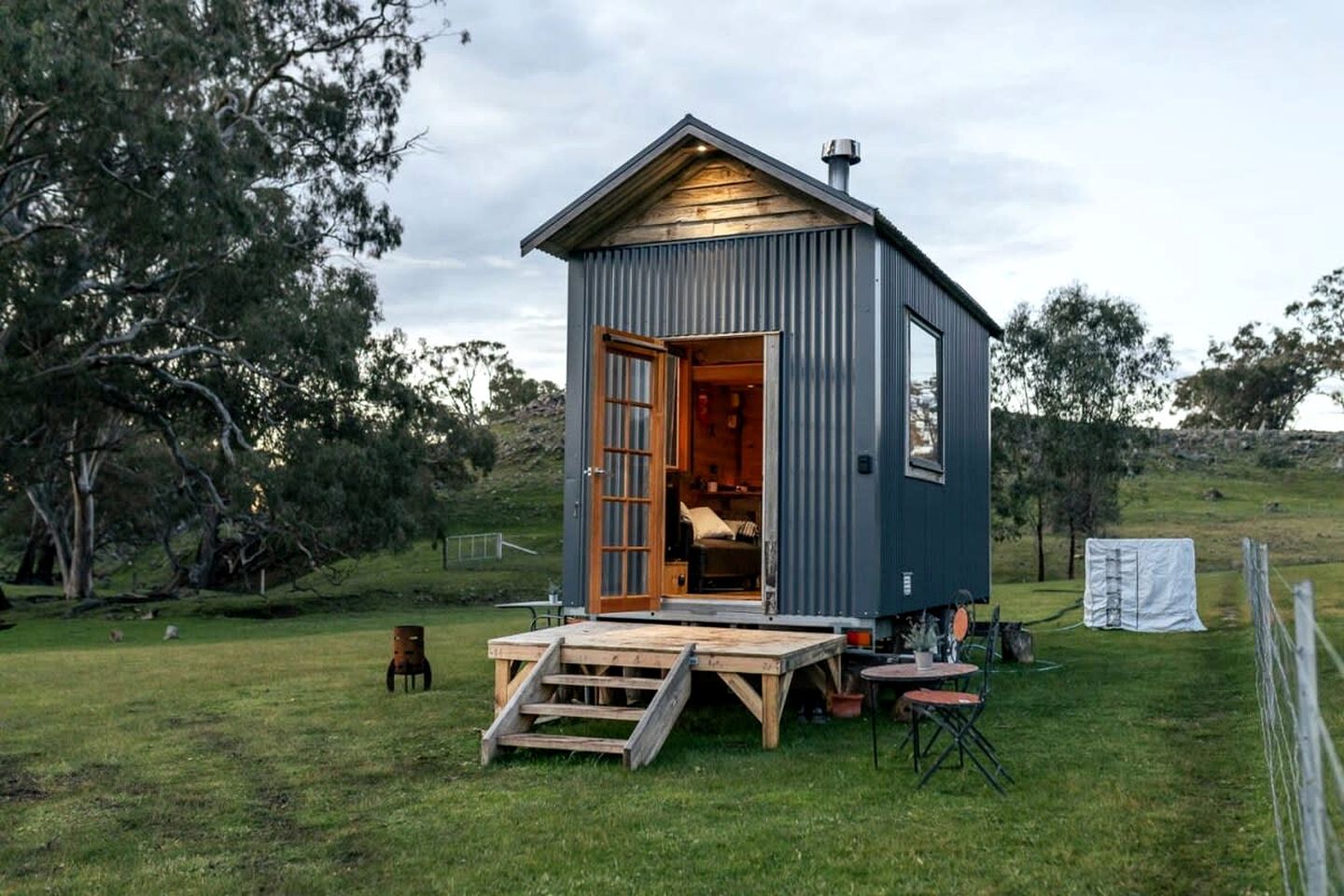Eine kleine, eingeschossige Holzhütte mit einer Holztür und einer Rampe zum Eingang.