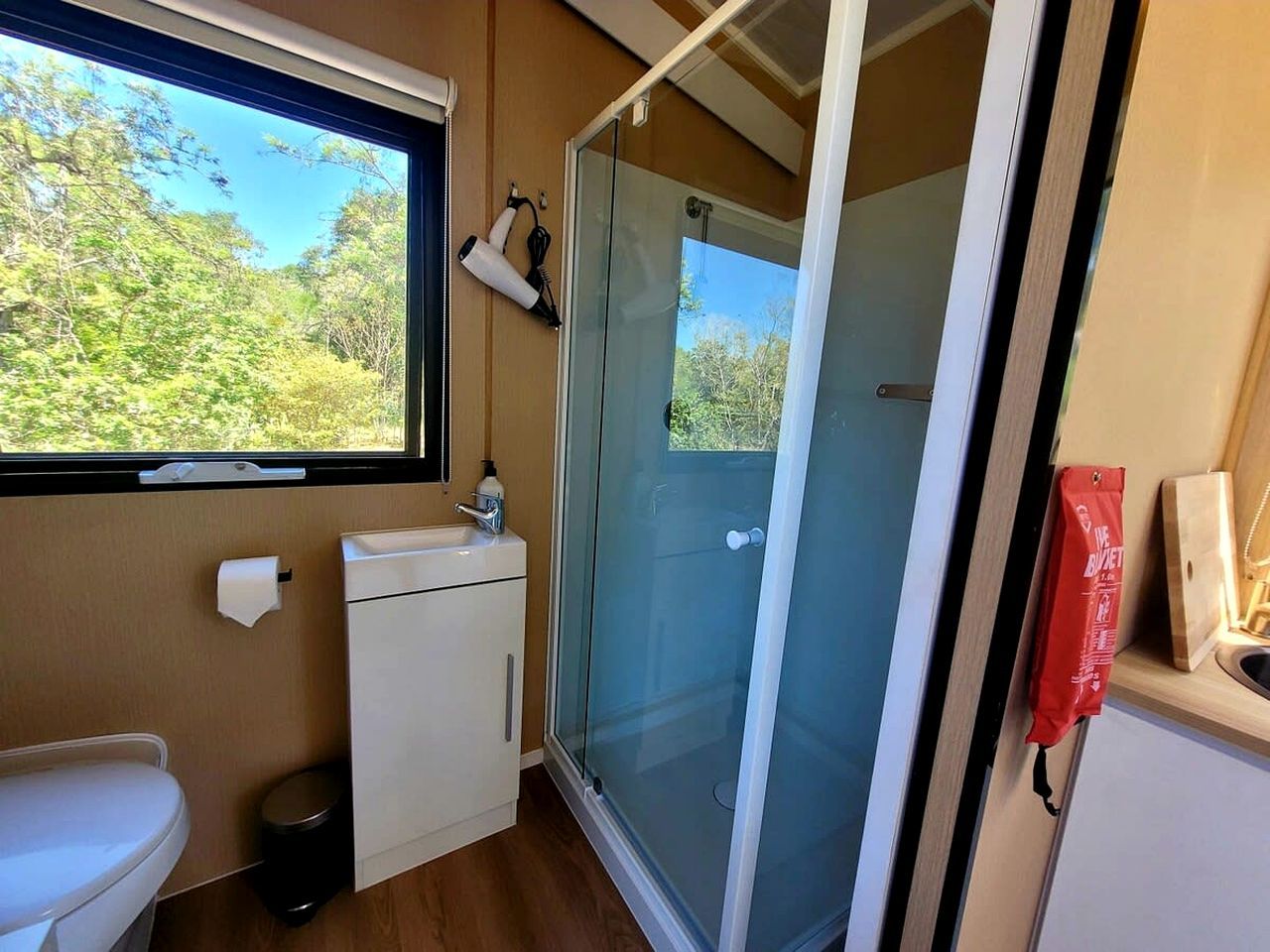 Ein kleines Badezimmer mit Toilette, Waschbecken und Duschbereich.