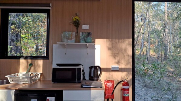 Cuina amb microones, cafetera i extintor.