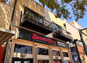 Un edificio con un letrero que dice 'RockettFIZZ', una tienda de dulces y refrescos.