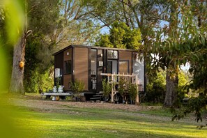 Unclassified image, 2 of 25, button - Gorgeous Tiny House with Fire Pit in Yarra Junction, Victoria (Yarra Junction)