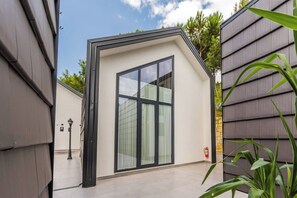 Ein modernes Gebäude mit einer großen Glasdoor und einem an der Wand befestigten Feuerlöscher.