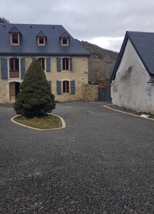 Unclassified image, 1 of 26, button - Vrbo Property (Guchen)
