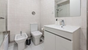 Unclassified image, 5 of 60, button - Nomad's Family 3BDR The Home Base Porto (Porto)