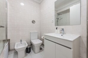 Unclassified image, 5 of 60, button - Nomad's Family 3BDR The Home Base Porto (Porto)