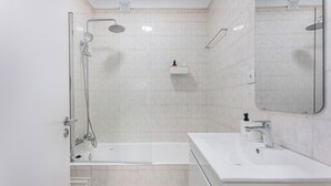 Unclassified image, 3 of 60, button - Nomad's Family 3BDR The Home Base Porto (Porto)