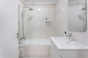 Unclassified image, 3 of 60, button - Nomad's Family 3BDR The Home Base Porto (Porto)