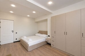 Ein Schlafzimmer mit einem Bett, einem Kleiderschrank und einer Tür.