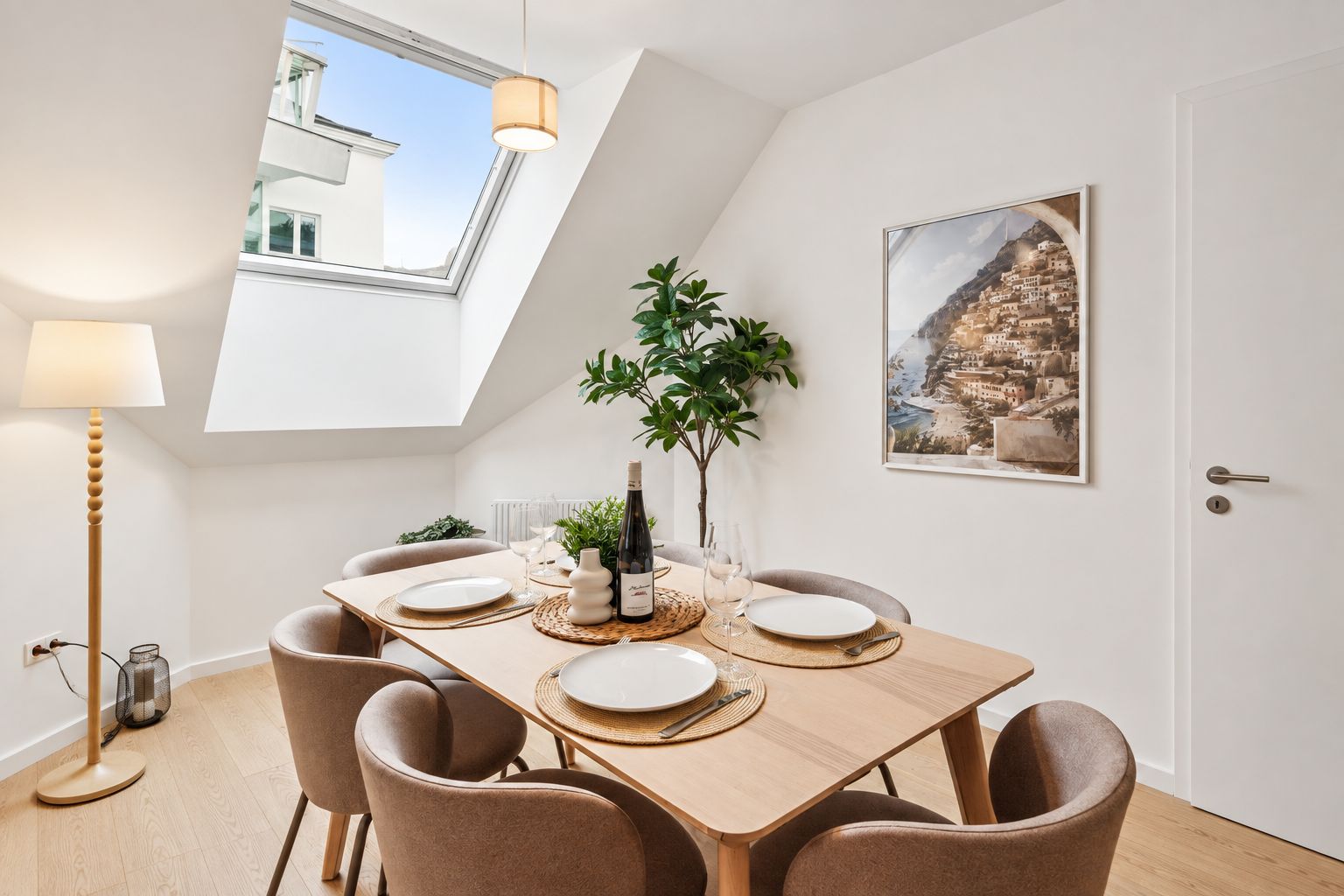 Een eethoek met een tafel voor vier personen, een fles wijn en een plant.