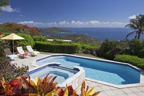 A swimming pool with a view of the ocean and a small island. - Exquisite, private villa, centrally located and close to world-famous Magen`s Bay! (St. Thomas)