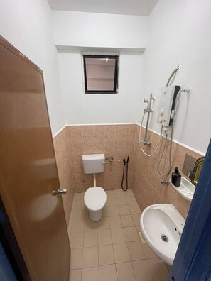 Ein kleines Badezimmer mit Toilette, Bidet und Waschbecken.