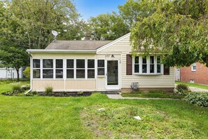 Einbungalow mit Veranda, Garage und der Hausnummer 200.