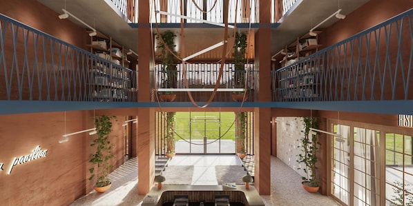 Un interior moderno con un atrio central, estanterías de madera y plantas en macetas.