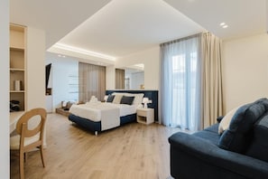 A modern hotel room with a bed, bedside tables, a desk, and a chair. - Pasitea (Terrasini)
