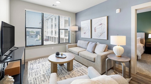 Landing Beautiful 2bd, Pool, Gym