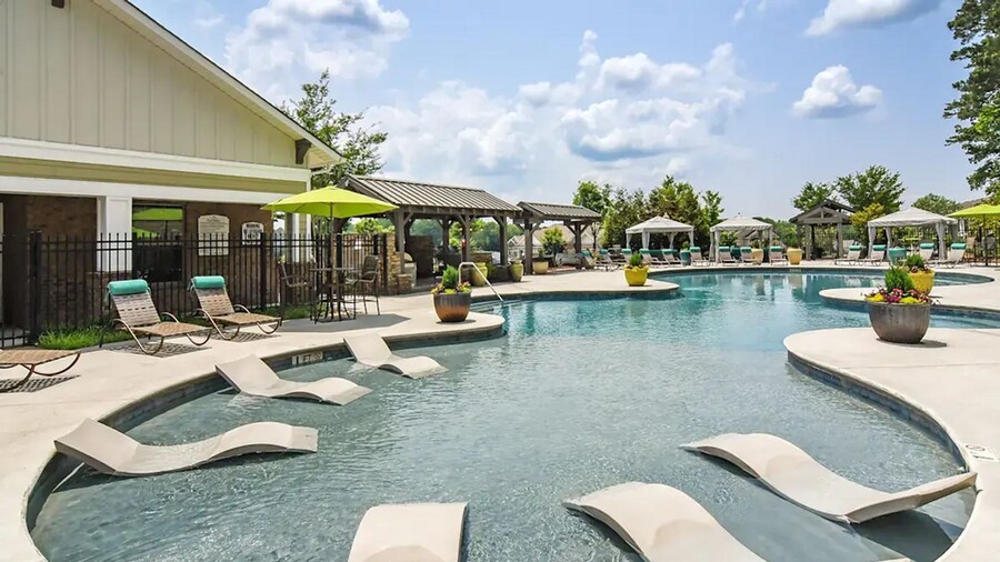 Landing Beautiful 2bd, Pool, Gym