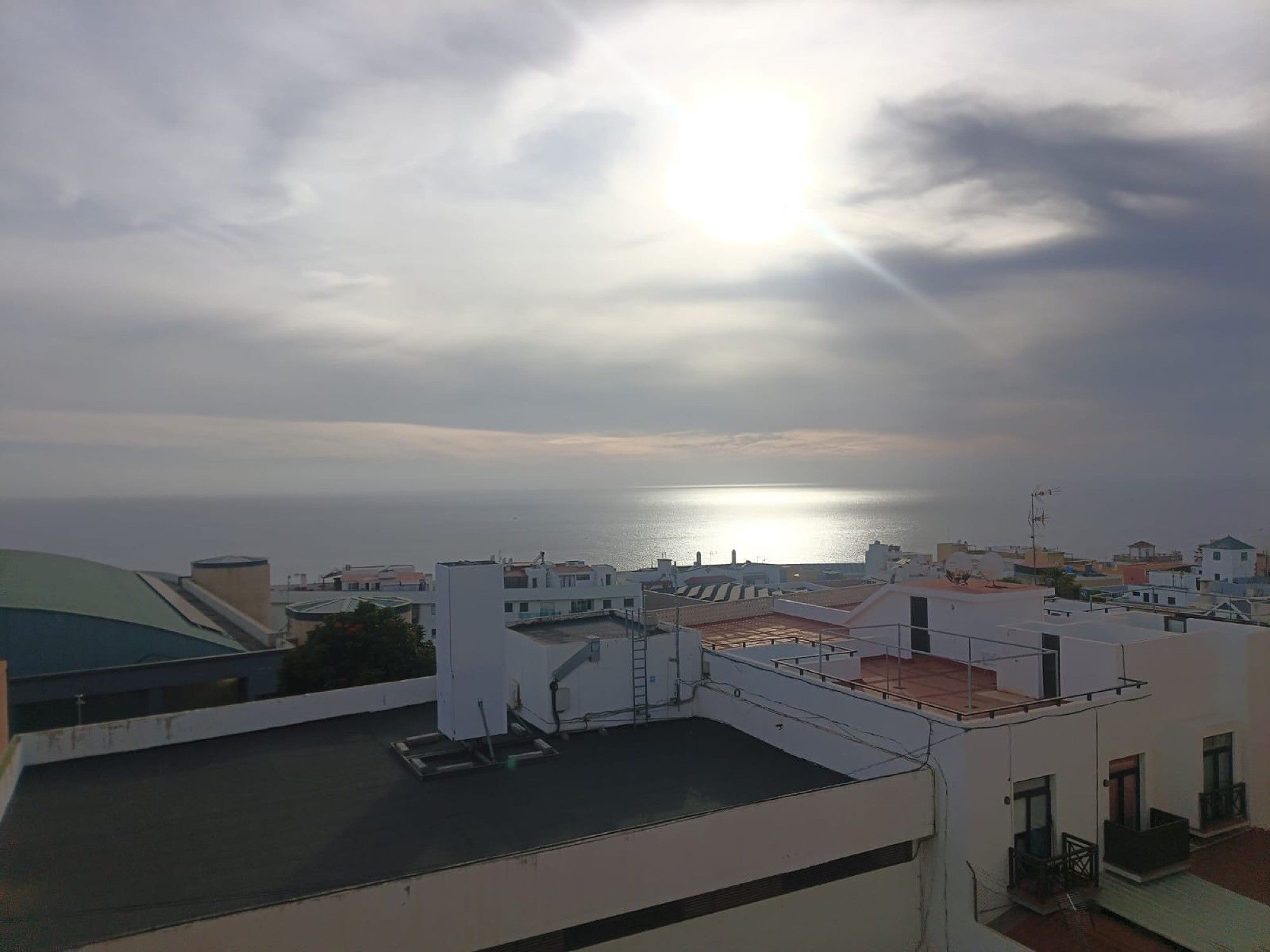 Eine Küstenstadtlandschaft mit Gebäuden und Blick auf das Meer.