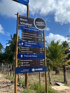 A directional signpost with multiple directions and distances to various locations. - House with 3 bedrooms and swimming pool, 7 min walk from Riacho Beach – Milagres/AL (Unknown)