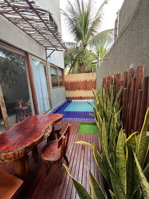 A wooden deck with a pool, surrounded by a wooden fence and tropical plants. - 3-bedroom house with a pool, a 7-minute walk from Riacho Beach – Milagres, Alagoas (Unknown)