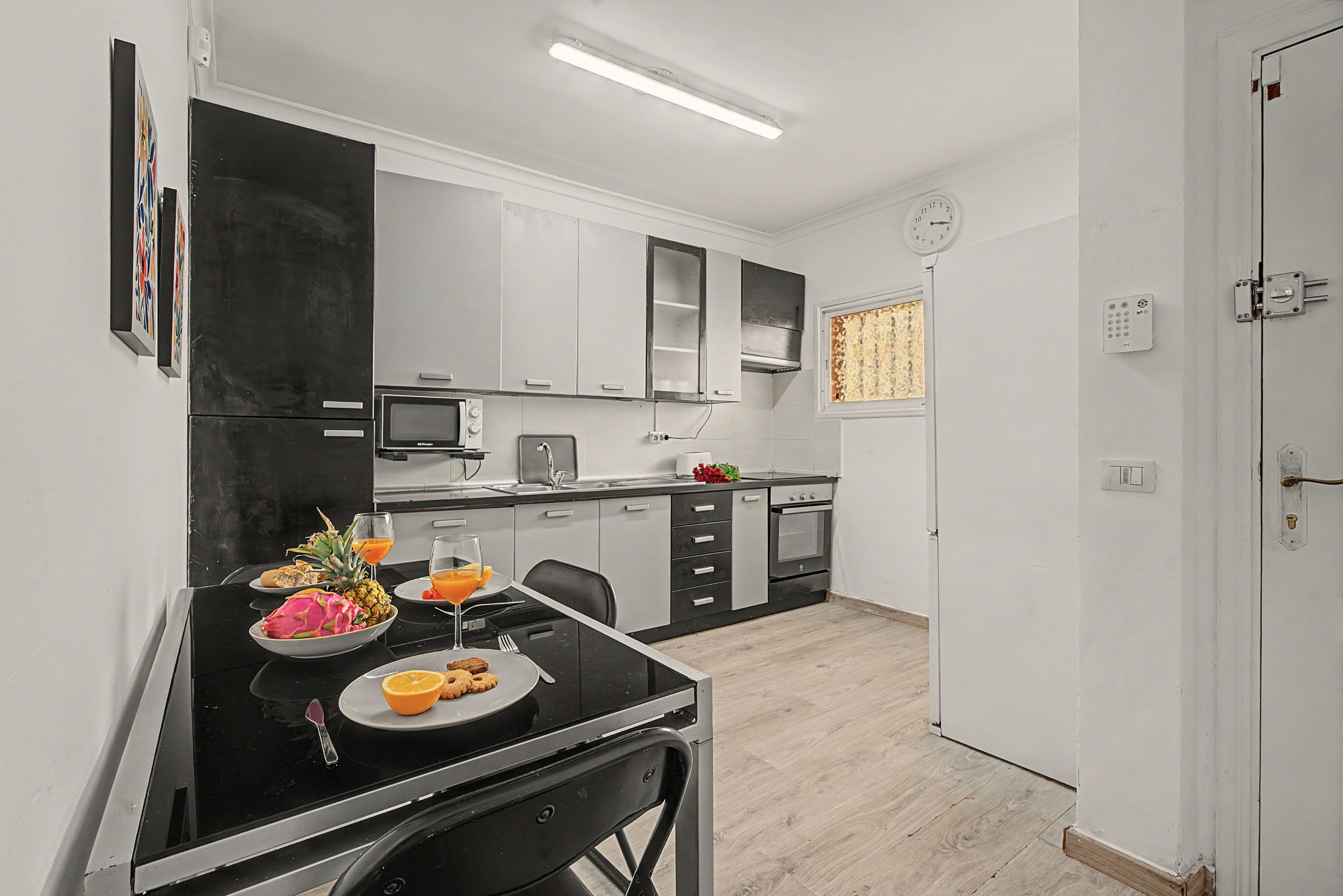 Una cocina moderna con comedor, equipada con microondas, tostadora y horno.