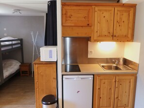 A compact kitchenette with a microwave, refrigerator, and sink. - Central studio cabin, pets welcome - 4 guests (Pralognan-la-Vanoise)