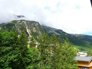 A mountain landscape with a building surrounded by trees. - Apartment near slopes - 4 guests (Pralognan-la-Vanoise)
