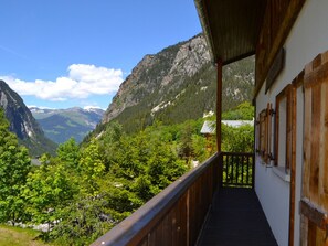 A wooden balcony with a view of a mountainous landscape. - Family chalet with parking - 14 guests (Pralognan-la-Vanoise)