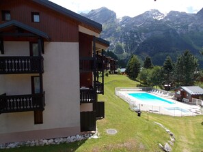 A hotel with a pool, surrounded by mountains. - Cozy duplex near slopes - 6 guests (Pralognan-la-Vanoise)