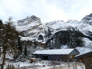 A mountain lodge with a snow-covered roof, surrounded by snow-covered trees and mountains. - Ideal apartment near slopes - 4 guests (Pralognan-la-Vanoise)