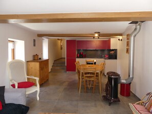 A compact living space with a dining area, kitchen, and a fireplace. - Renovated house at the slopes - 5 guests (Pralognan-la-Vanoise)