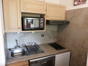 A compact kitchen with a built-in microwave, a sink, and a dishwasher. - Sunny apartment - 4 guests (Pralognan-la-Vanoise)