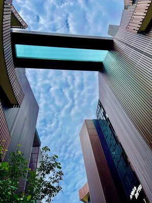Um edifício moderno com um design de telhado inclinado e fachada de vidro.