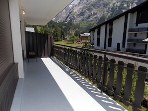 A balcony with a view of a mountain and a building with a balcony. - Comfortable apartment near the Nordic area - 6 guests (Pralognan-la-Vanoise)