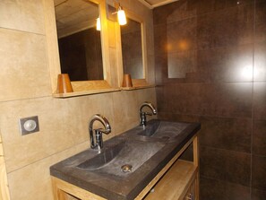 A bathroom with two sinks, a mirror, and a wooden cabinet. - Chalet, pets allowed - 8 guests in quiet area (Pralognan-la-Vanoise)