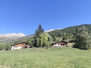 Two wooden cabins with a mountain backdrop. - Balcon du Pontillas, garden, ski/bike storage, 400 m from slopes, shuttle 100 m (La Salle-les-Alpes)