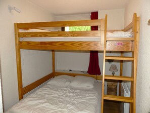 A bunk bed with a lower bunk and a shelf above it. - Stylishly renovated apartment near slopes - 4 guests (Pralognan-la-Vanoise)